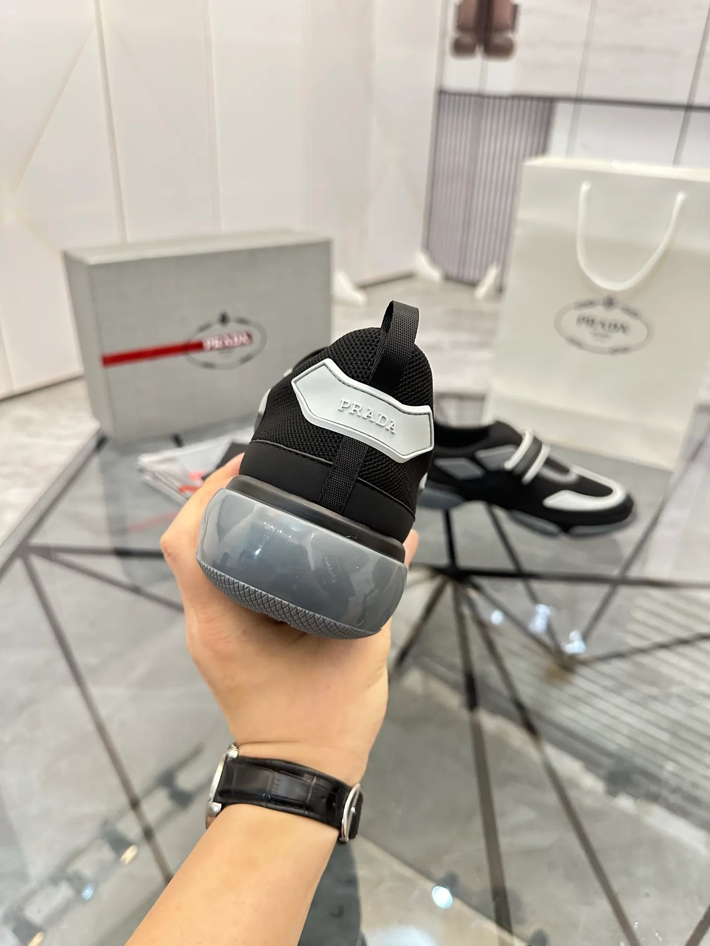 Men's shoes: 💰P520¥ High-end top quality Product trademark: Prada *"Prada*" low-top casual shoes Regular size: 38-45 (can be customized to 46) One size larger Product materials: imported breathable fly weave upper, professional glue-making process, breathable lining, cowhide foot pads, original outsole. No.: 001